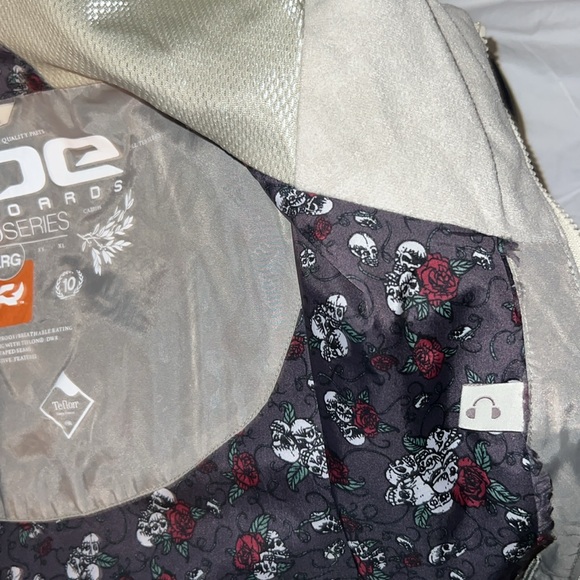 Ride snowboarding jacket 🧥 in good used condition worn 2-3 times - Picture 3 of 12